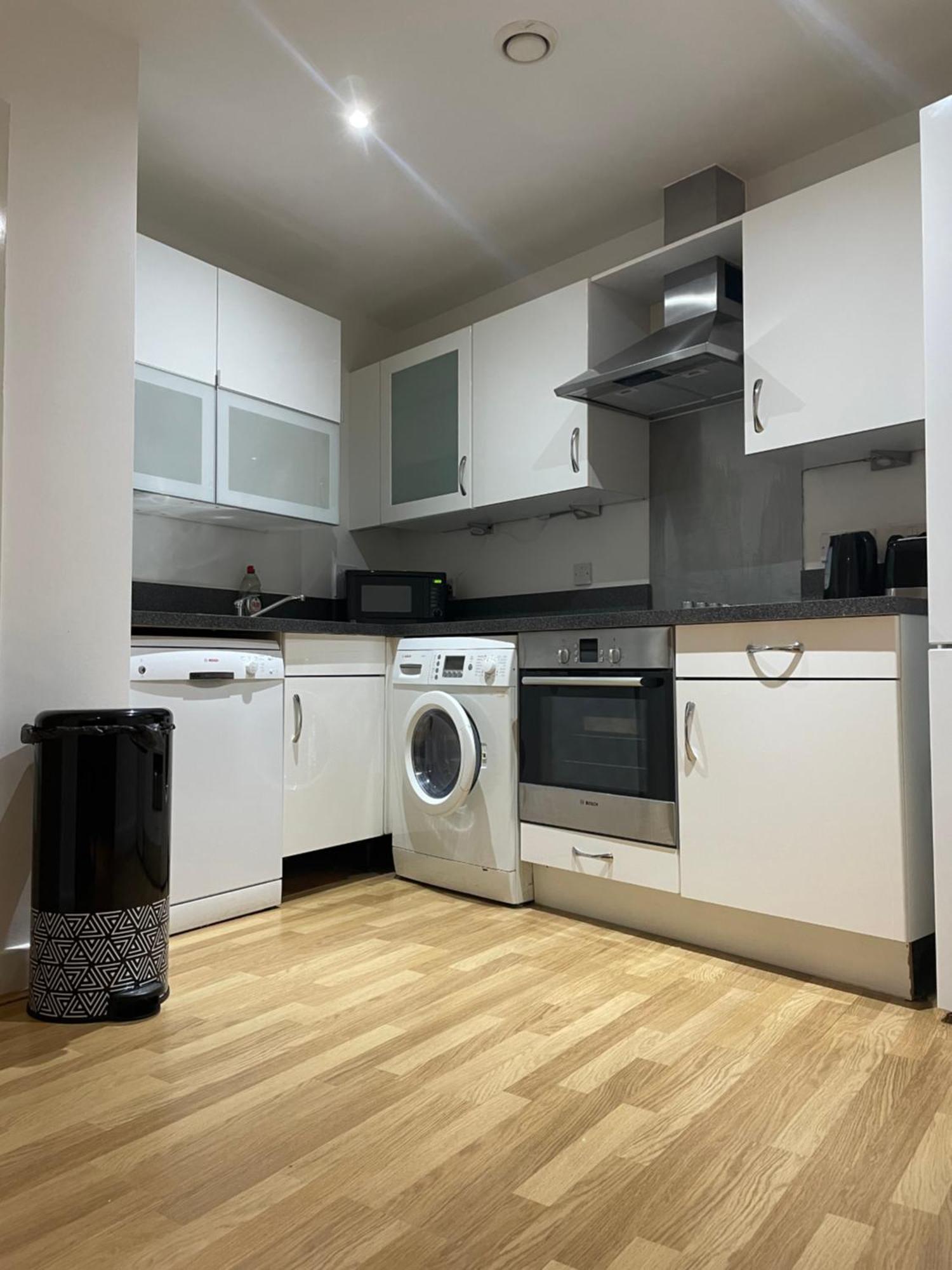 Entire Town Centre 2 Bedroom Apartment Very Close To Beach Bournemouth Ngoại thất bức ảnh