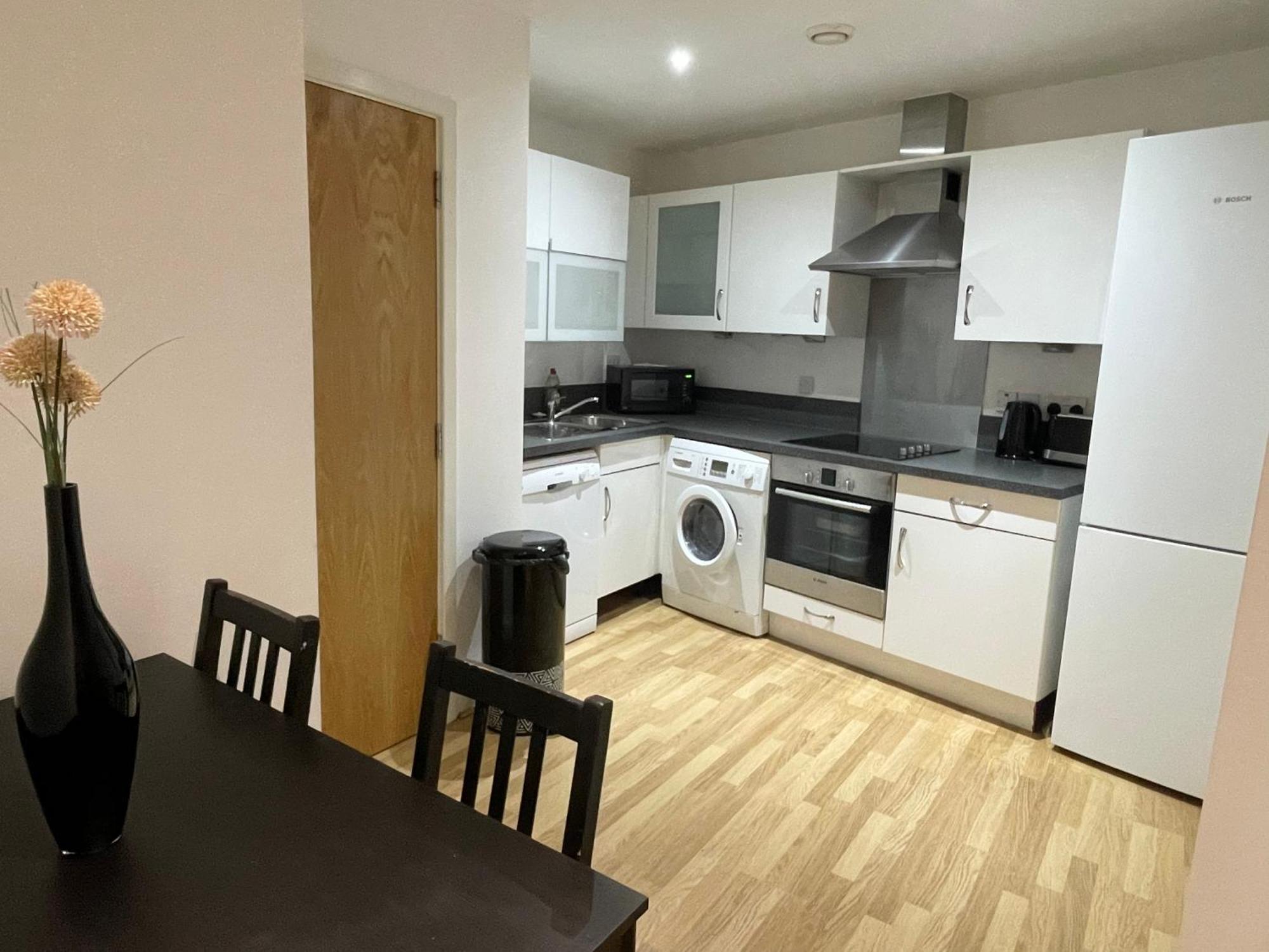 Entire Town Centre 2 Bedroom Apartment Very Close To Beach Bournemouth Ngoại thất bức ảnh